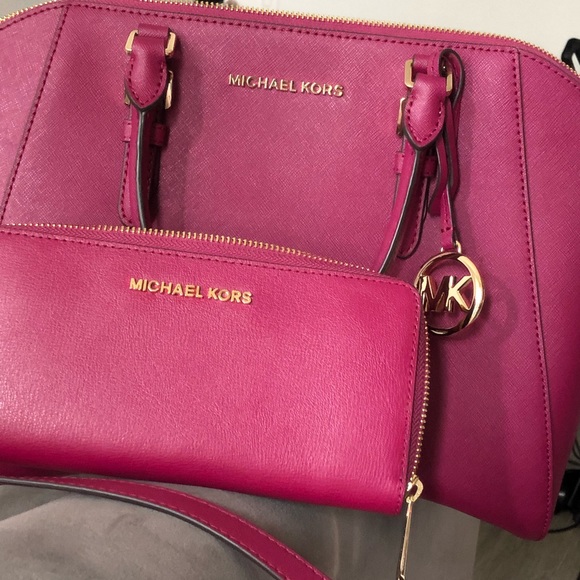This is a brand new Micheal Kors genuine leather handbag and matching wallet. - Picture 1 of 10